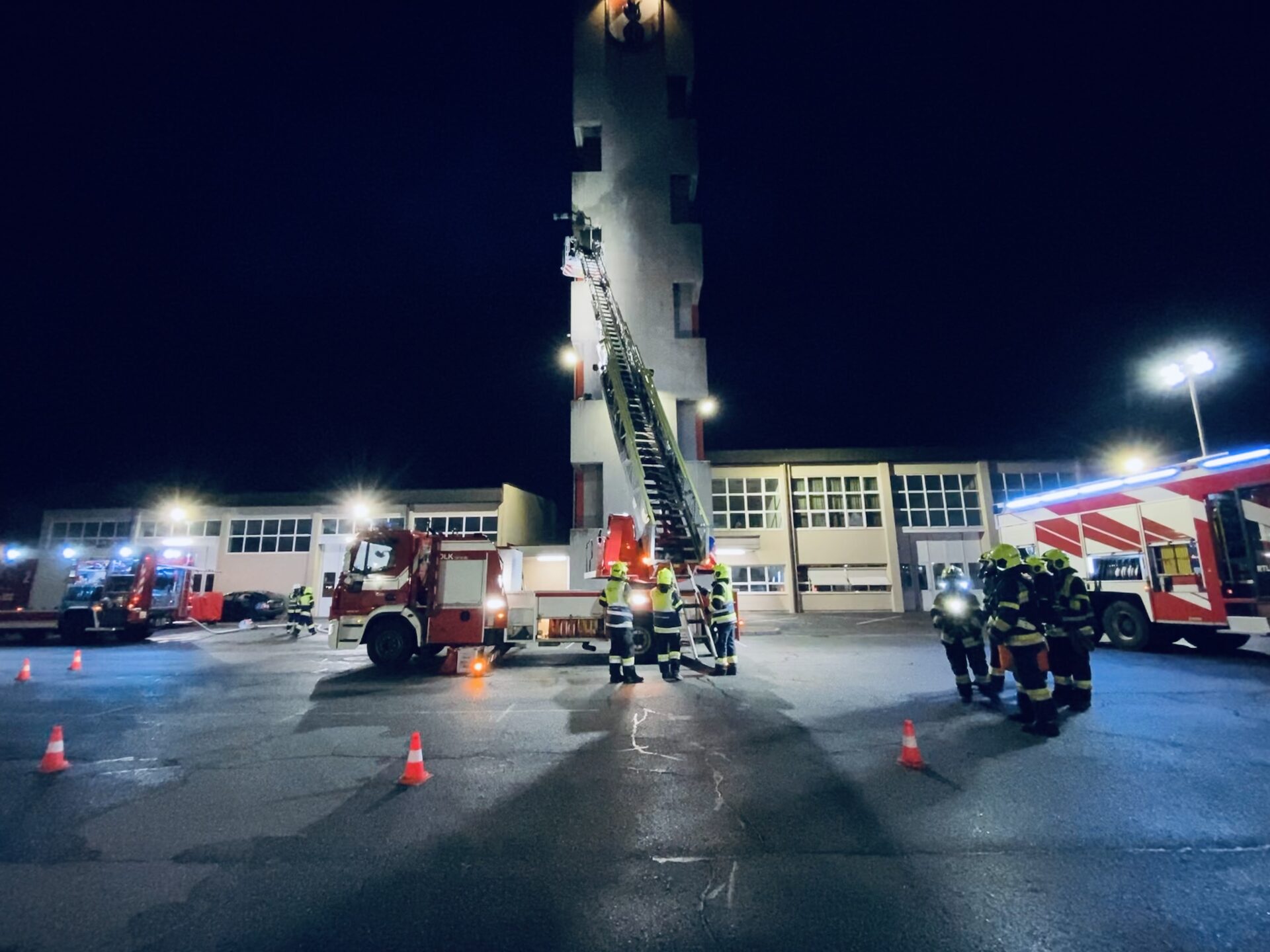 Übungsturm der Hauptfeuerwache Villach mit ausgefahrener Drehleiter bei Nacht